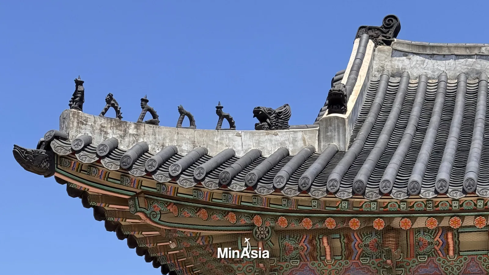 Vila Namsan Hanok ao pôr do sol, mostrando a arquitetura tradicional e a beleza do turismo na Coreia do Sul.