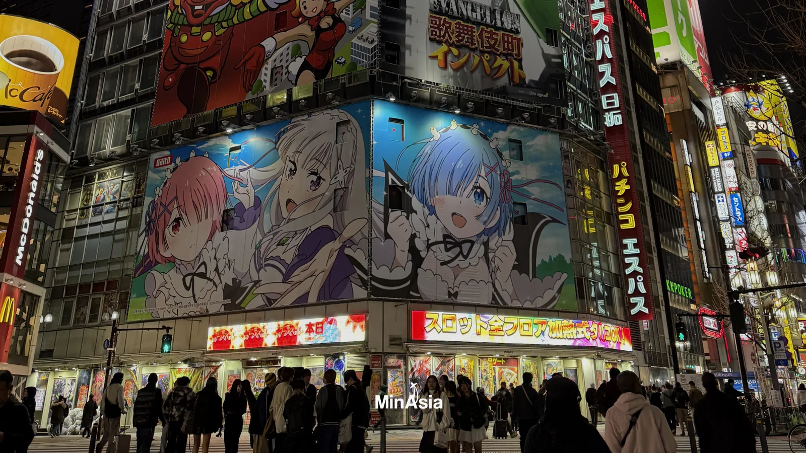 Mulher japonesa escreve desejo em tanzaku durante o festival Tanabata Japão, com yukata detalhado.