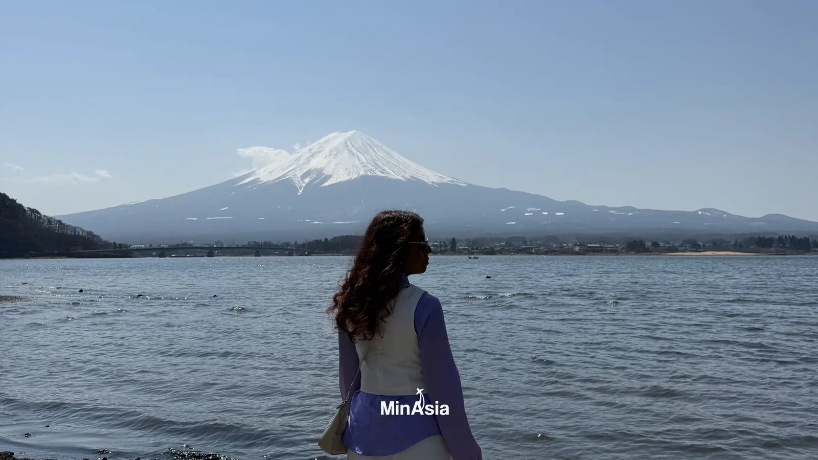 Barco de passeio navegando no Lago Ashi em Hakone, com o portão torii vermelho do Santuário de Hakone parcialmente submerso em Hakone Japão.