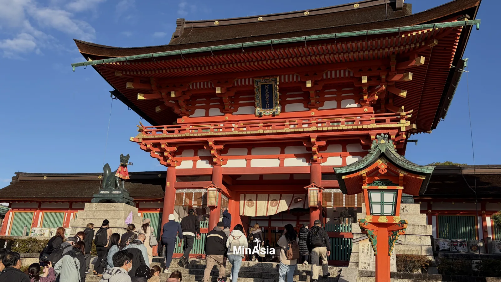 Vista panorâmica do Templo Kiyomizu-dera em Kyoto, Japão, com arquitetura de madeira vibrante.