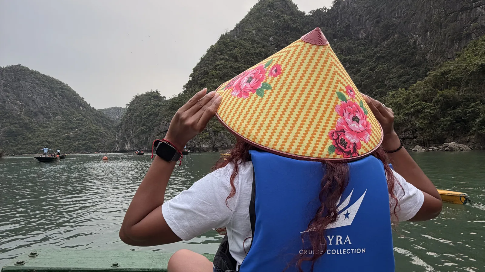 Detalhe realista de um non la chapéu vietnamita artesanal, exibindo sua tecelagem intricada em oficina.
