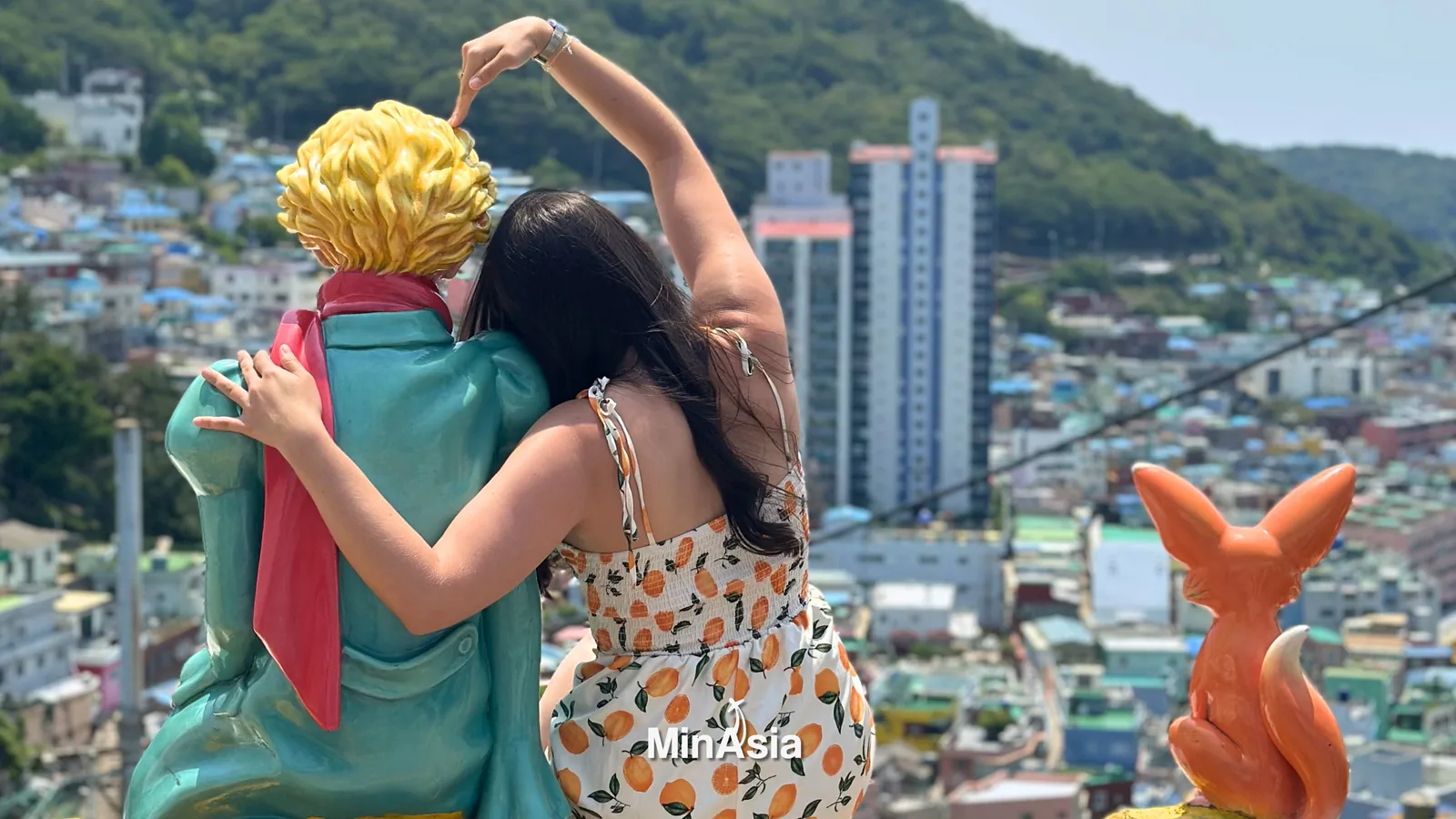 Casal explorando metrô Seul, destacando como pacote viagem Coreia do Sul barato oferece mobilidade fácil.