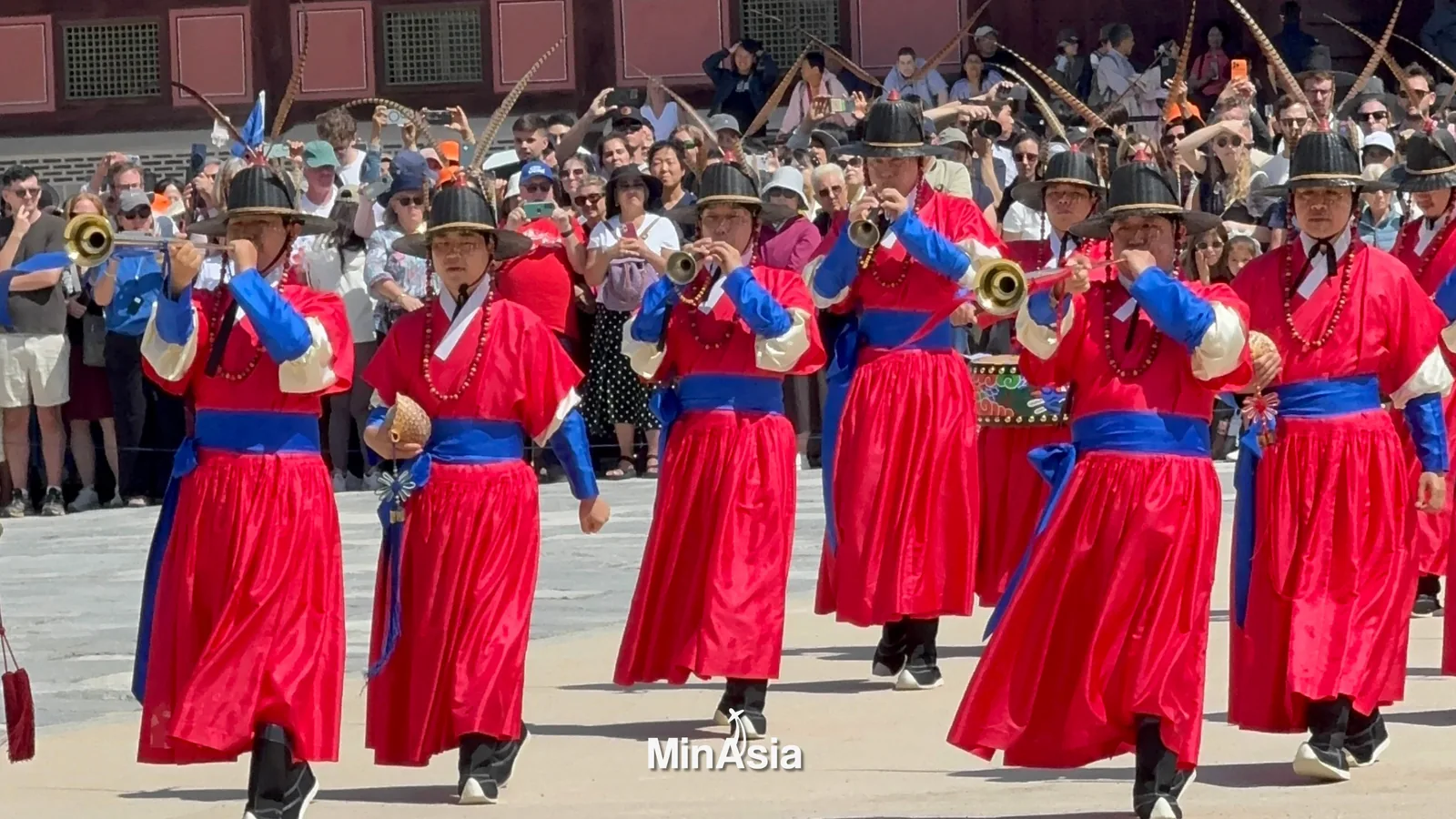 Vista serena do Palácio Gyeongbokgung em Seul Coreia do Sul, cercado por jardins e arquitetura tradicional.