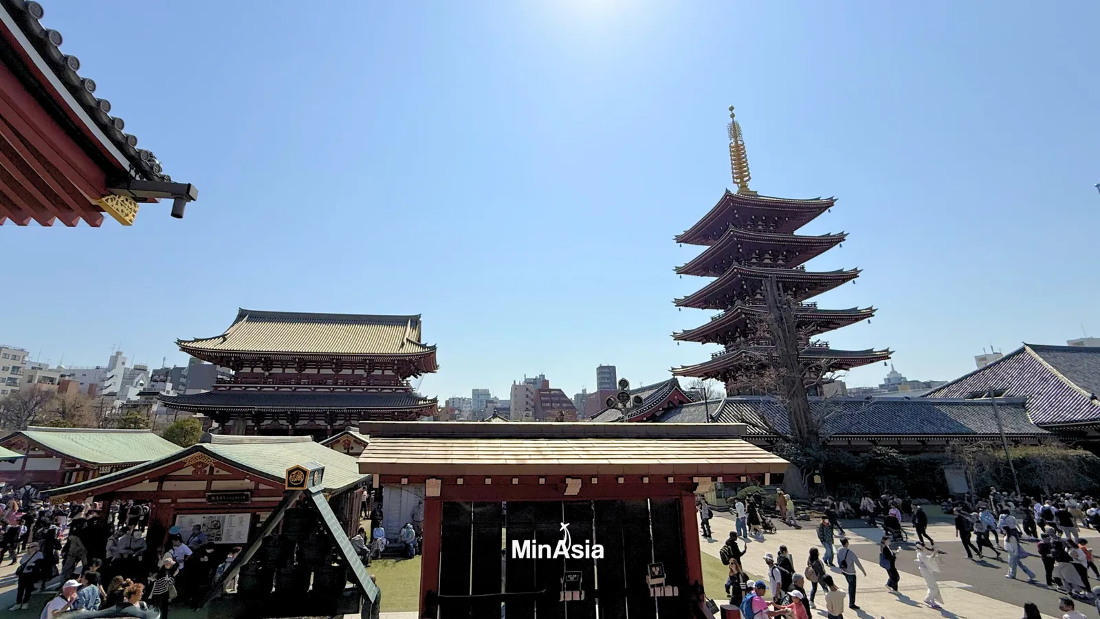 Vista panorâmica do complexo do templo senso-ji, mostrando a beleza da paisagem japonesa e a harmonia arquitetônica do templo.