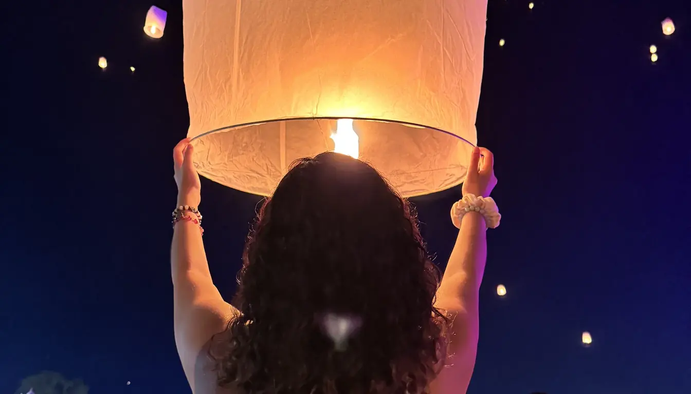 Festival de lanternas flutuantes Yi Peng em Chiang Mai iluminando o céu noturno.