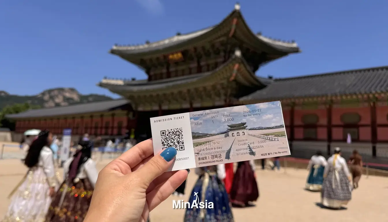 Detalhes da arquitetura tradicional do palácio gyeongbokgung com lago ao fundo.