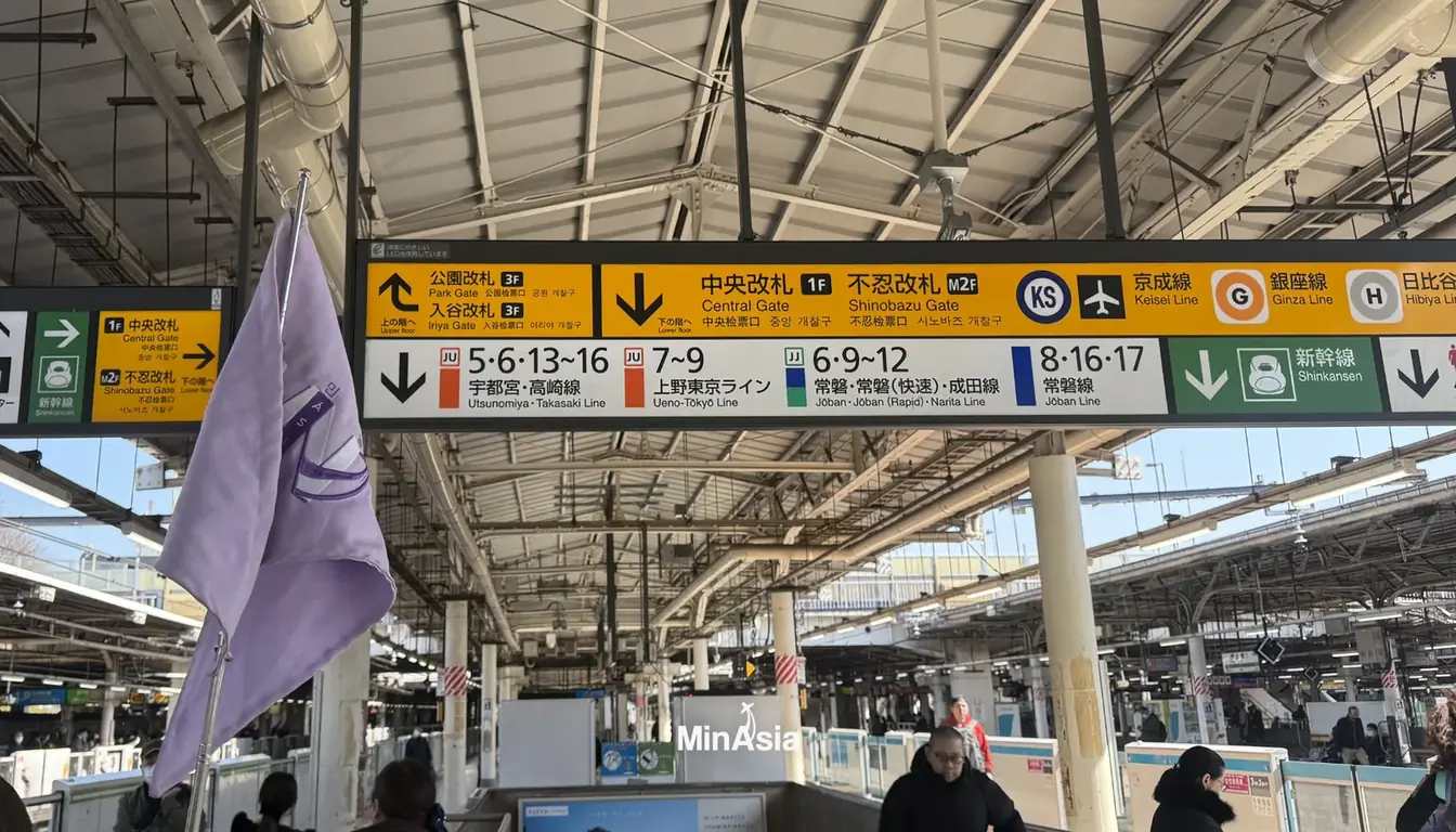 Passageiros embarcando em moderno trem bala japão na plataforma de uma estação organizada.